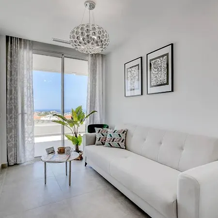 Luxury Apartment. Heated Pool. Ac. Ocean View!